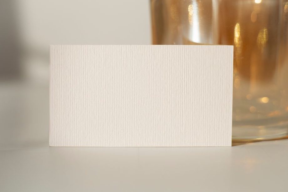 Finition en relief sur une carte sobre