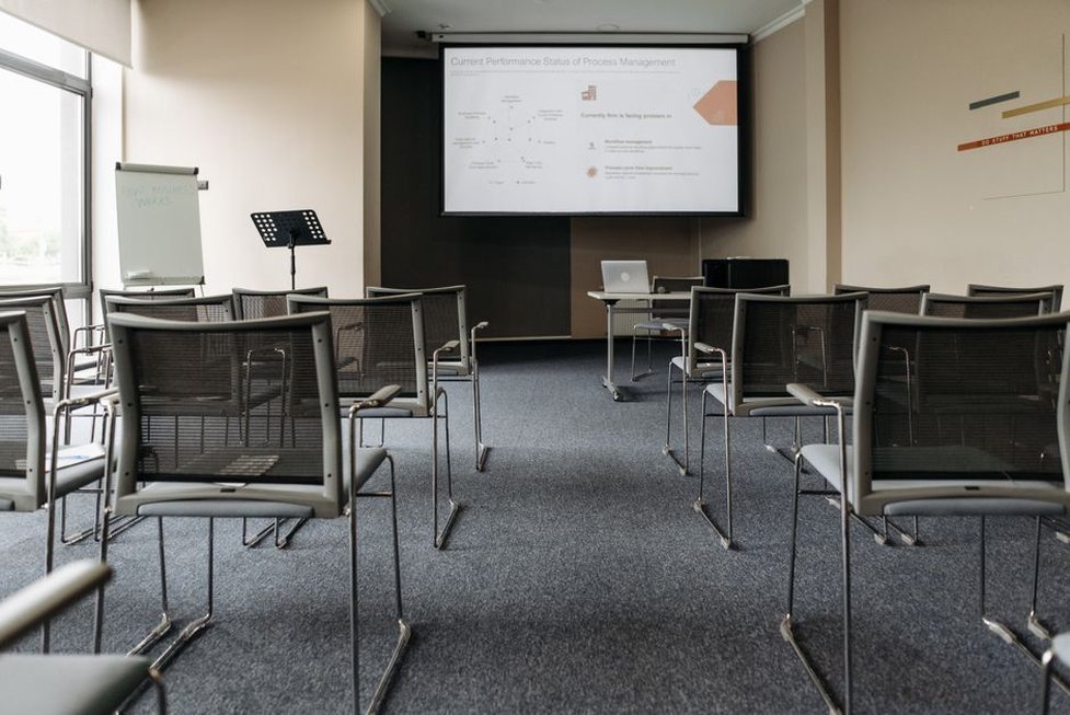Accueil signalé dans un espace de séminaire