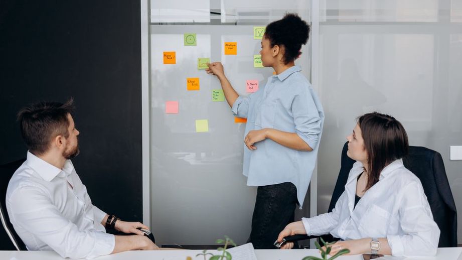 Une équipe organise ses idées sur un mur de travail
