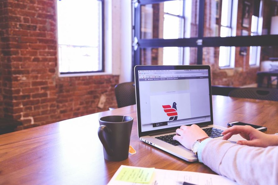 Une entrepreneuse ajuste les contenus de son site