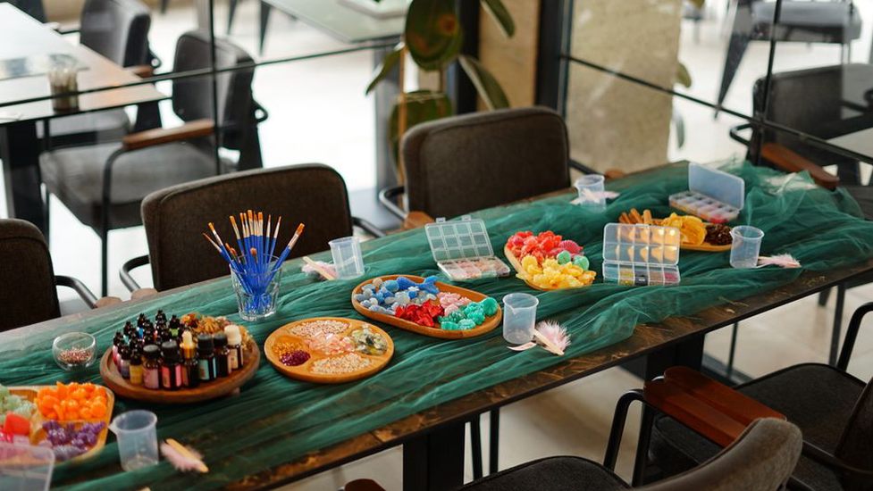 Tables de travail disposées autour d’un espace de démonstration