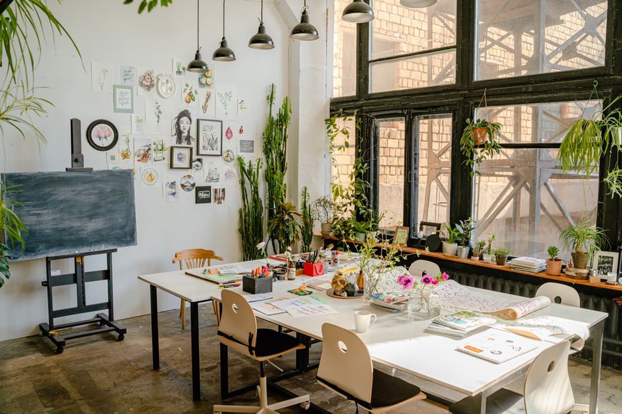 Espace de travail créatif avec lumière naturelle