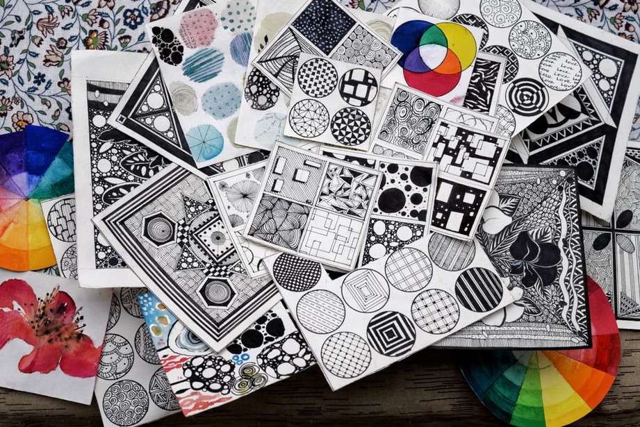 Croquis de logos explorant plusieurs contours géométriques