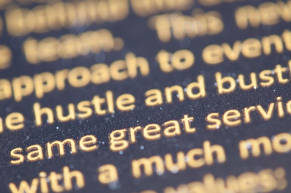 Guide typographique ouvert à côté de supports de marque