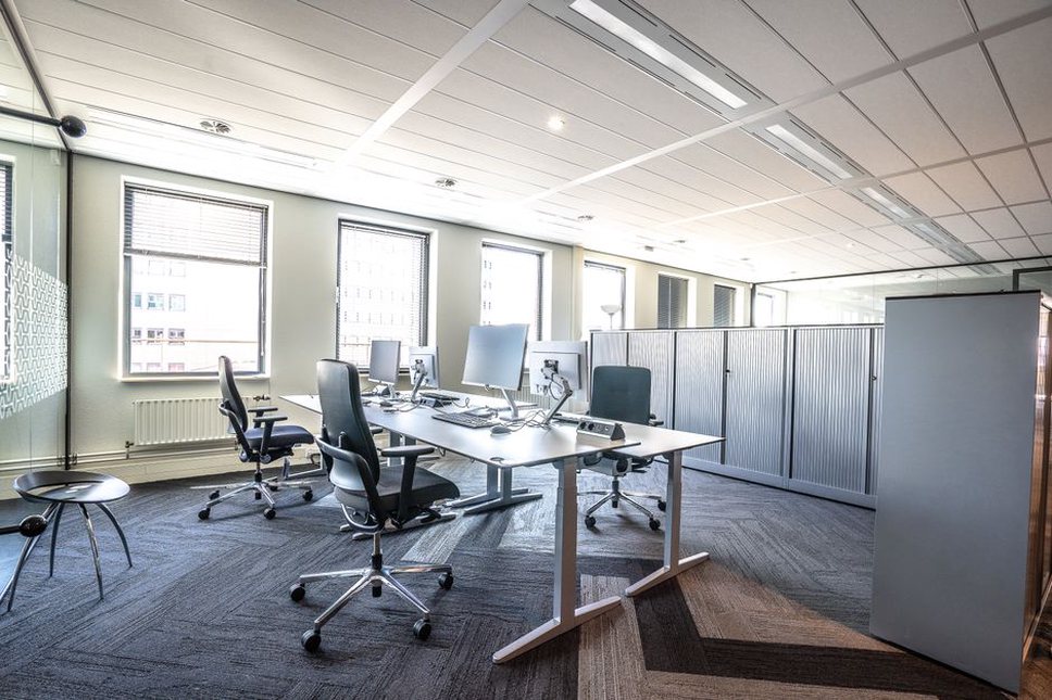Tables mobiles et séparations légères dans un bureau