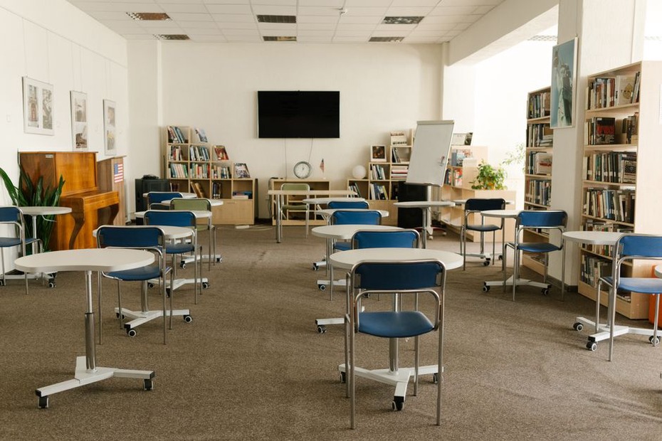 Tables modulables prêtes pour un atelier collaboratif