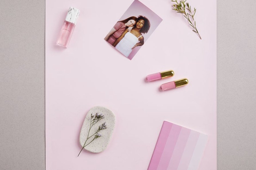 Préparation d’objets aux couleurs de la marque