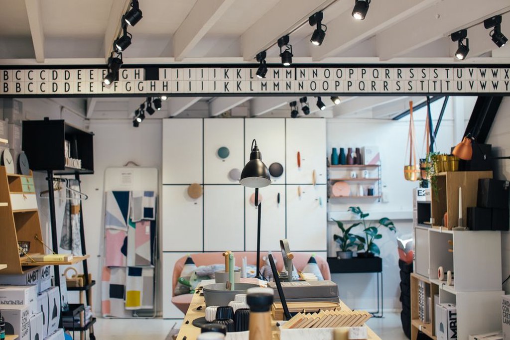 Présentation temporaire de produits sur mobilier modulable