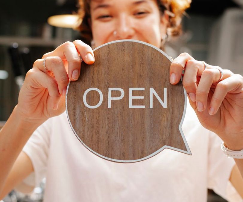 Accueil d’un événement professionnel avec indications lisibles