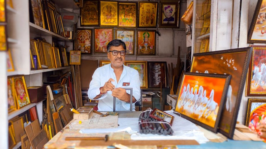 Portrait professionnel dans un atelier lumineux