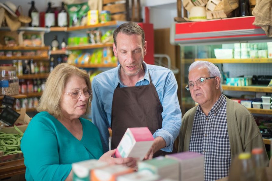 Une cliente découvre une collection avec la créatrice