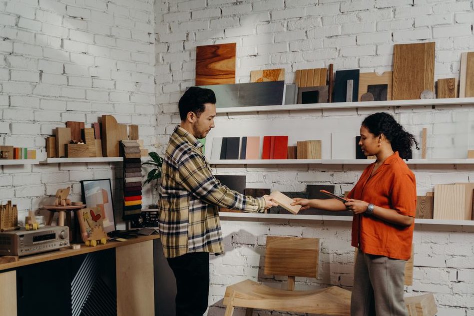 Une cliente compare des échantillons accompagnée par une designer