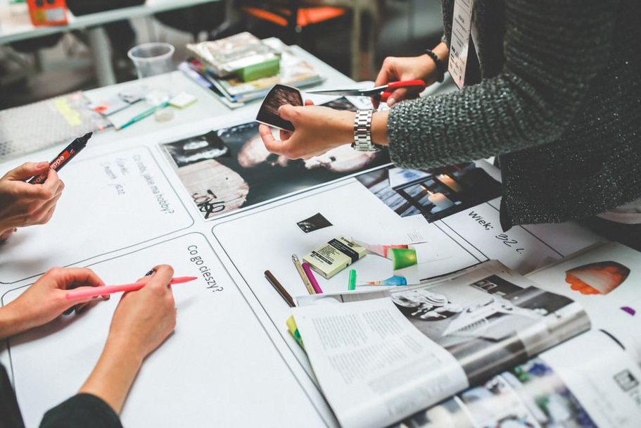 Des esquisses discutées autour d’une table de travail