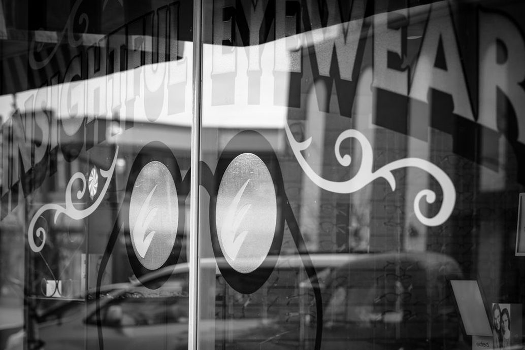 Lettrage de vitrine lisible et aligné à la marque