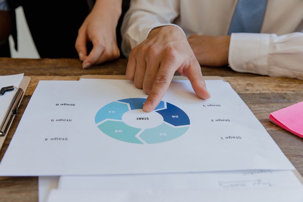 Une formatrice explique les étapes d’un processus à son équipe