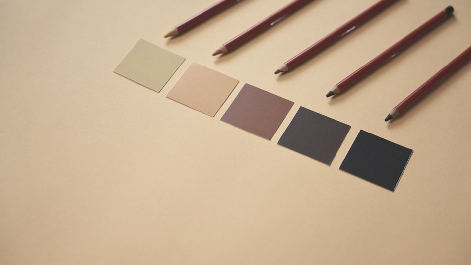 Faire-part et échantillons de couleurs disposés sur une table