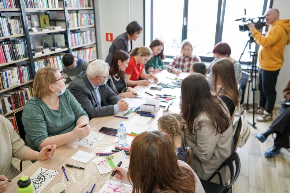 Des participants organisent leur matériel avant un atelier