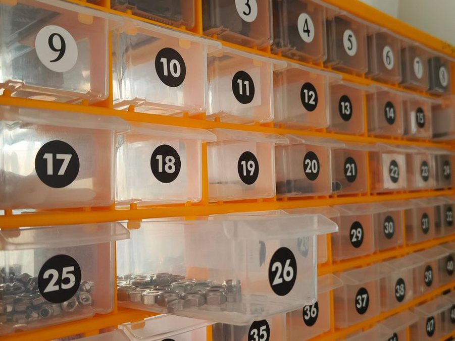 Bacs de matériel identifiés à côté des postes créatifs