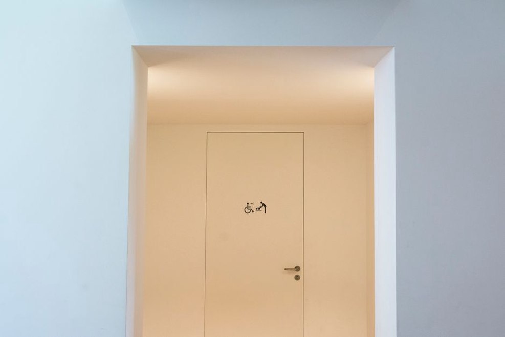 Un passage dégagé mène à l’accueil du showroom