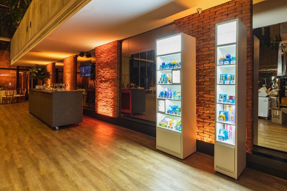 Des spots mettent en valeur quelques objets du showroom