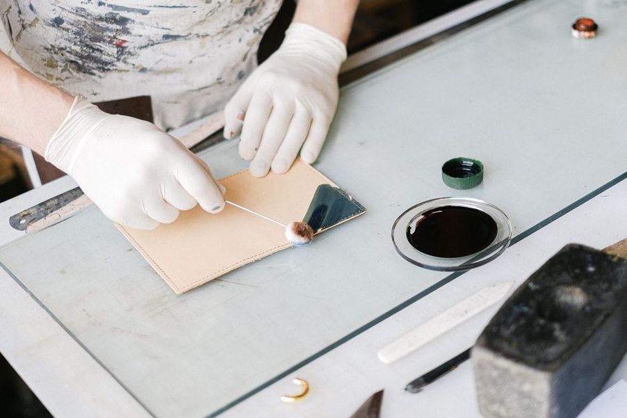 Échantillons de matières disposés sur une table de travail
