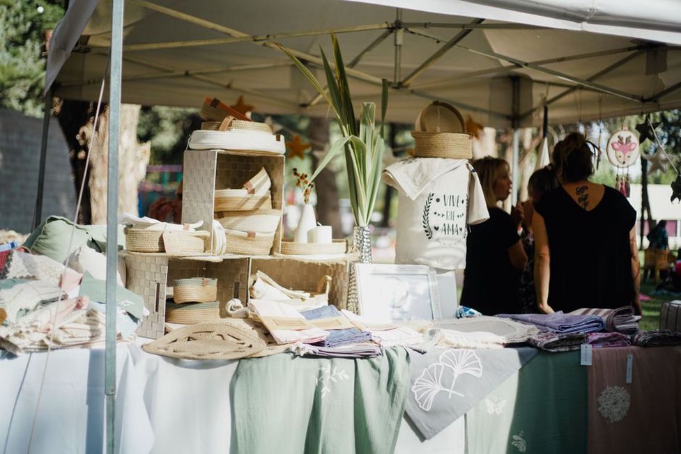 Présentoirs démontables sous une toile de marché