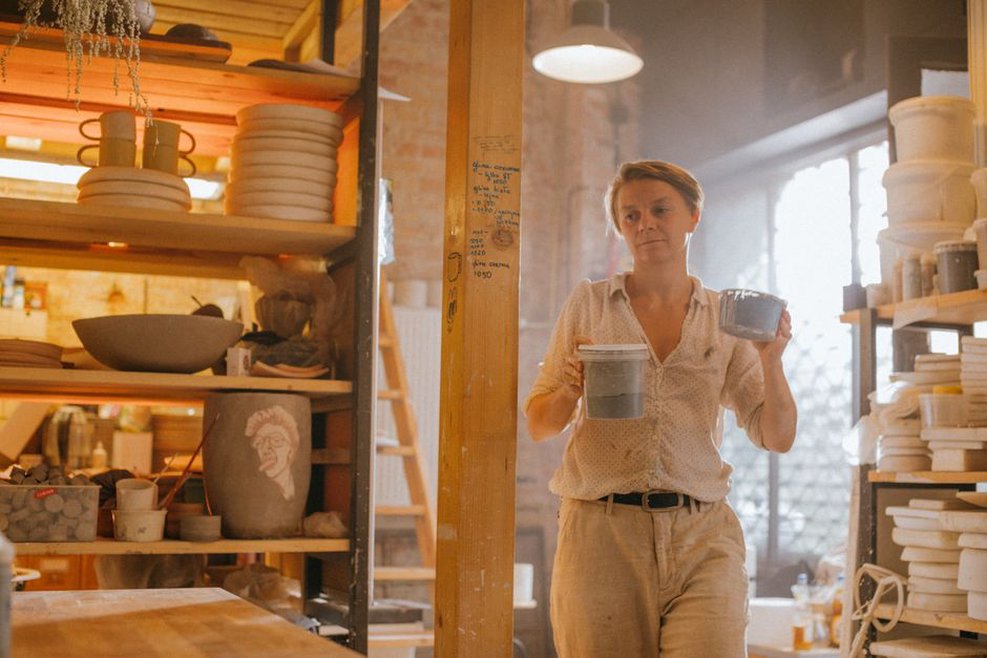Une table de travail près de la fenêtre de l’atelier