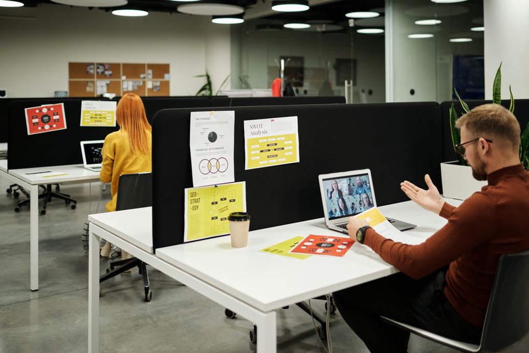 Une salle de réunion signalée avec clarté