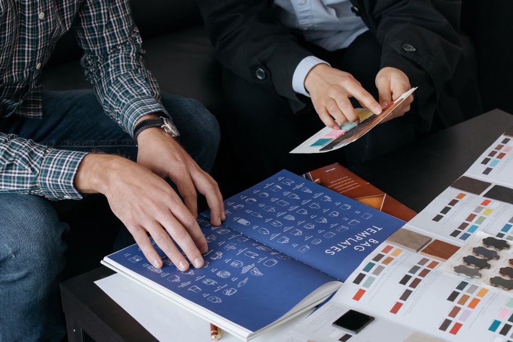 Des épreuves imprimées préparées pour une discussion client