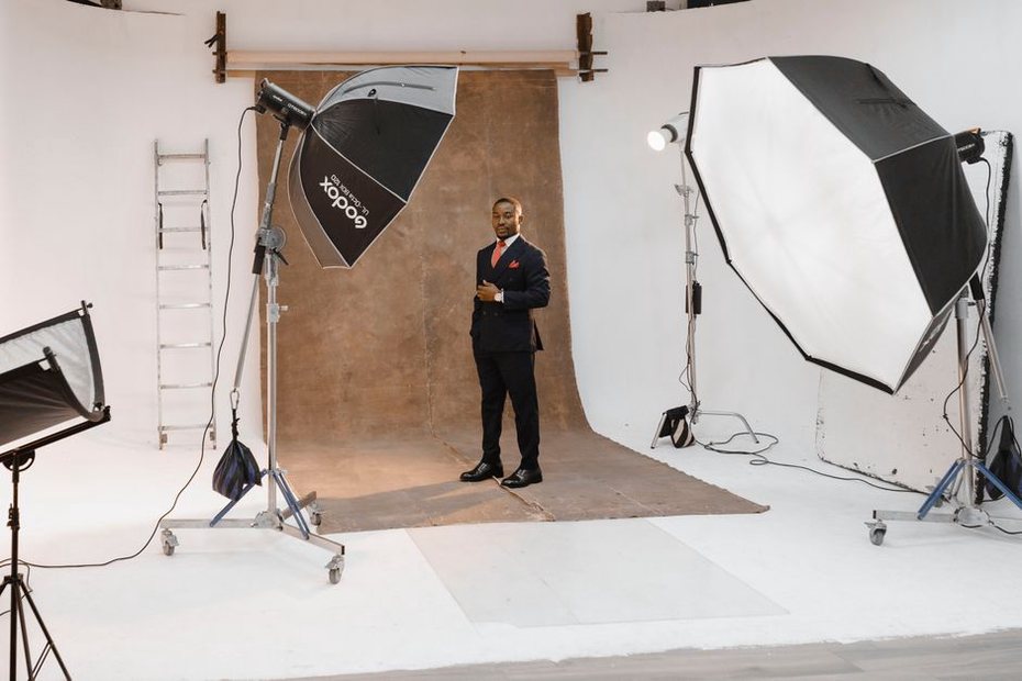Studio créatif avec espace dégagé et matériel visible