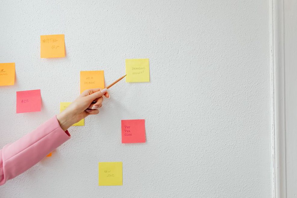 Étapes d’un projet réparties sur une table de travail