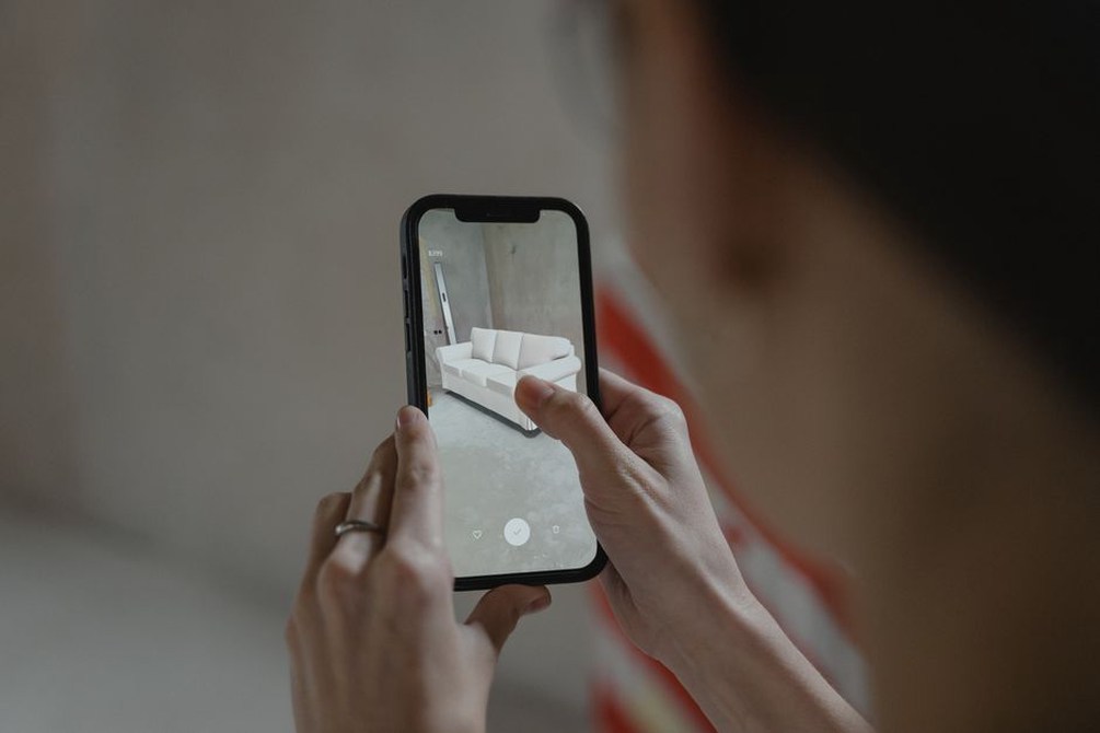 Un meuble virtuel apparaît près du modèle exposé