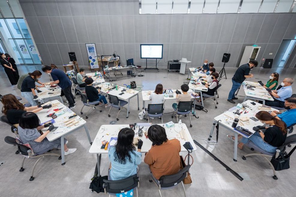 Tables installées dans un espace de travail lumineux