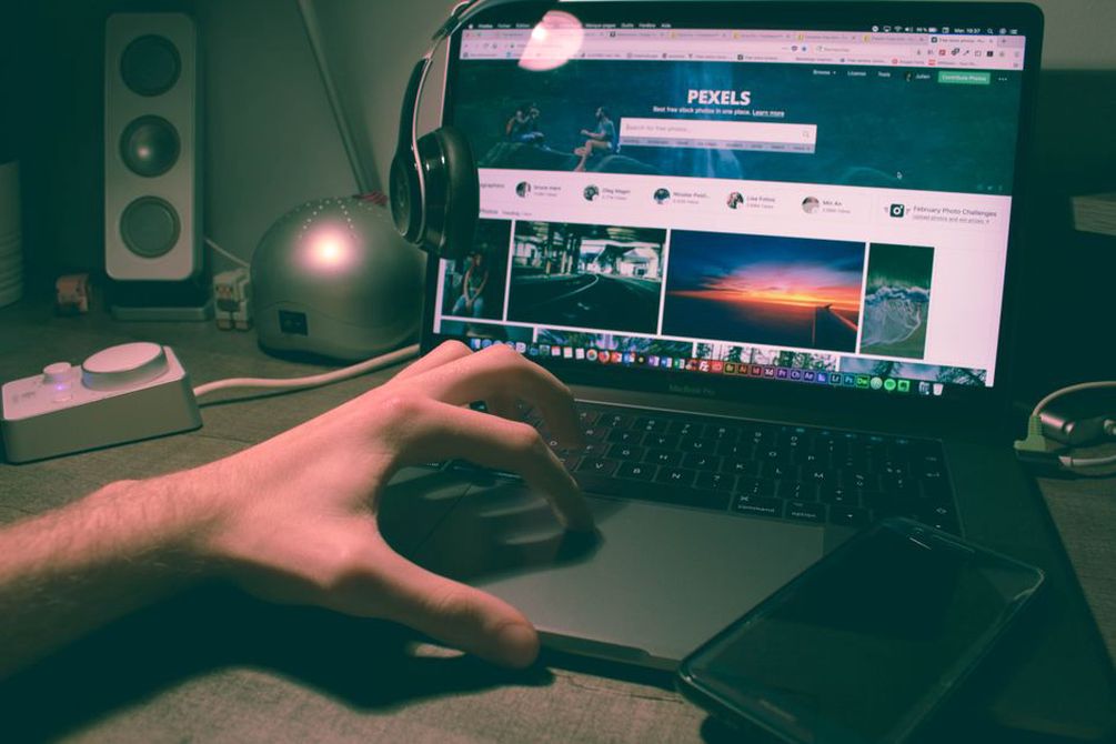 Comparaison d’une photo de site sur ordinateur et mobile