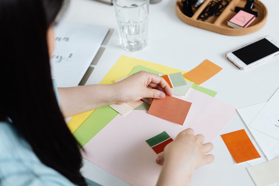 Échantillons de papier examinés sous une lumière diffuse