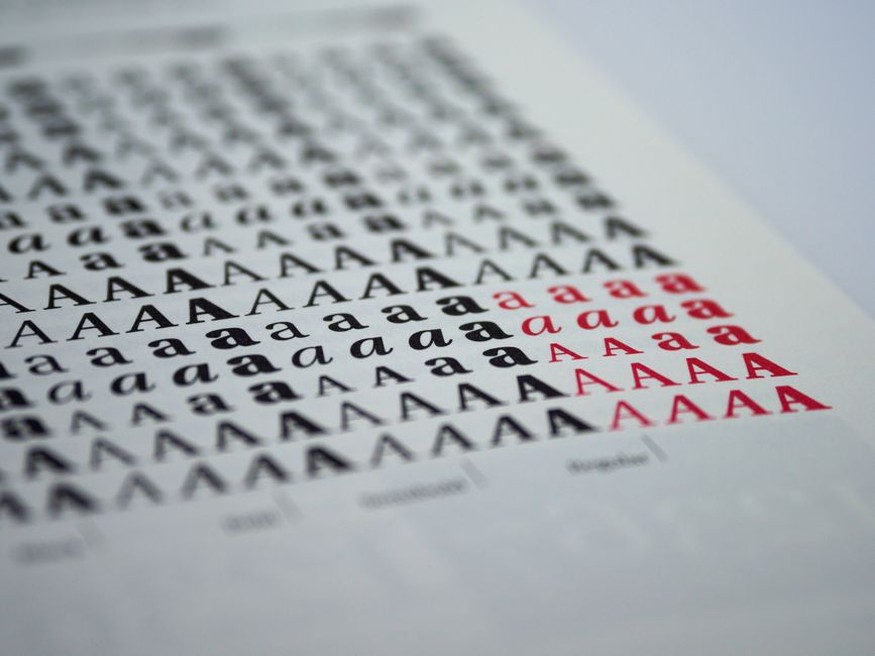 Plusieurs essais typographiques imprimés côte à côte