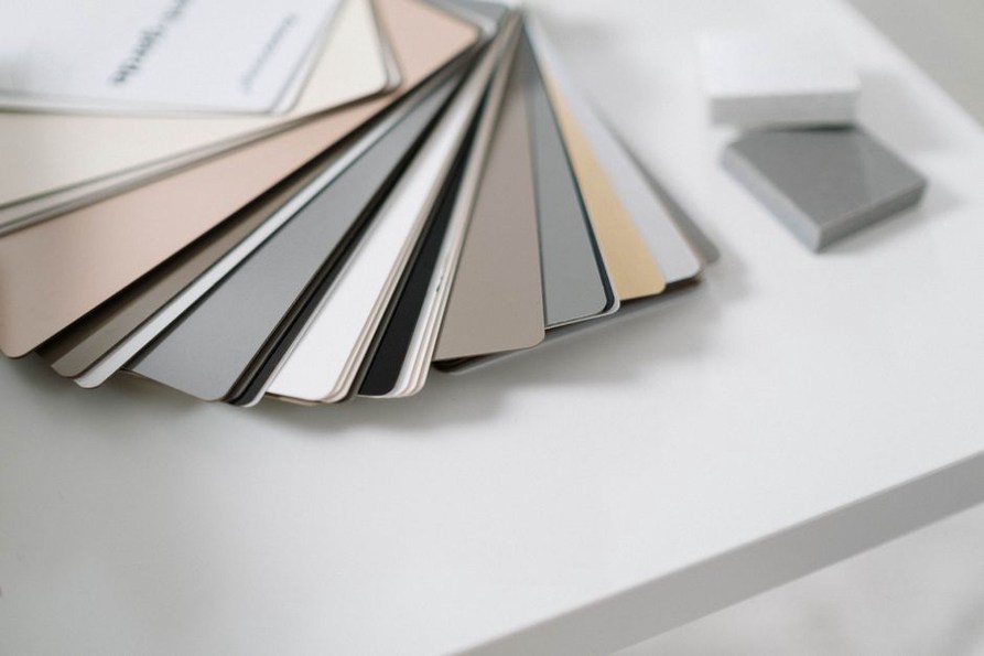 Échantillons de couleurs comparés à des supports imprimés