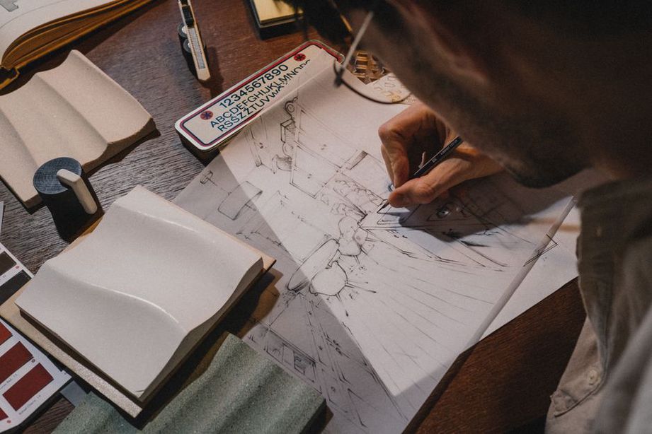 Échantillons et croquis réunis pour une identité visuelle