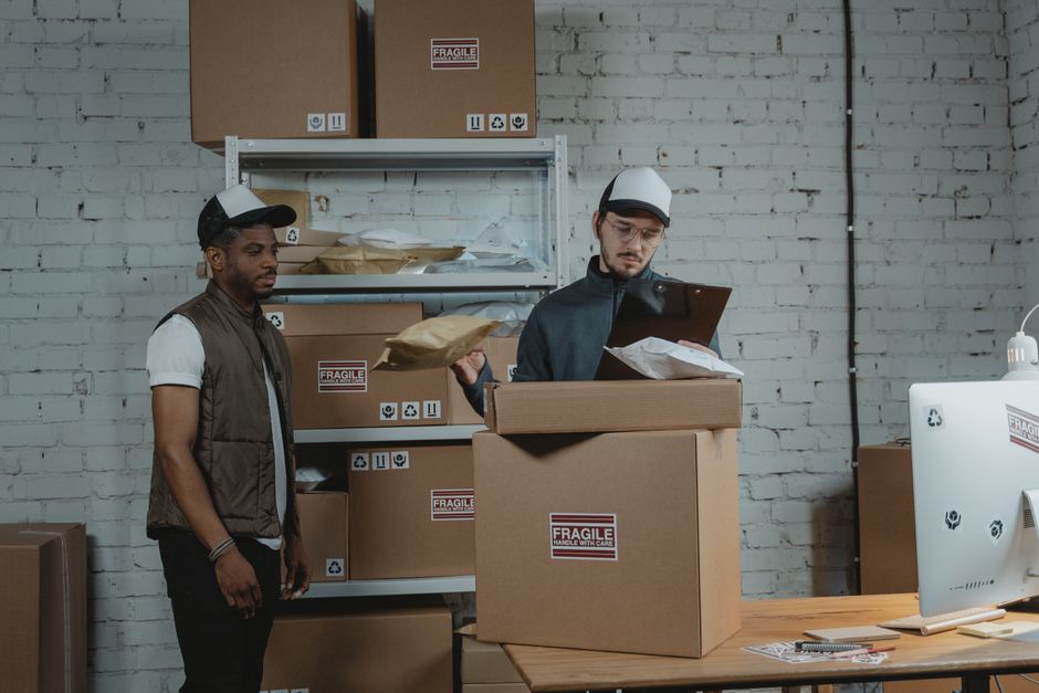 Une cliente compare ses nouvelles étiquettes imprimées