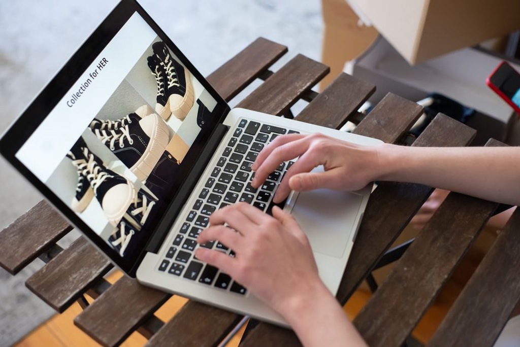 Une designer compare le texte de deux pages