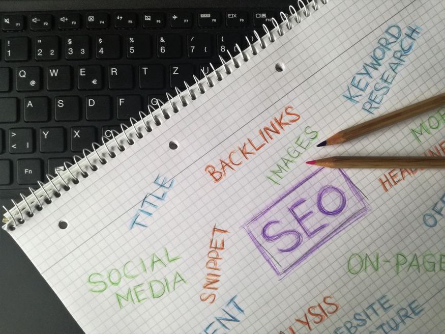 Notes et pages web comparées sur un bureau