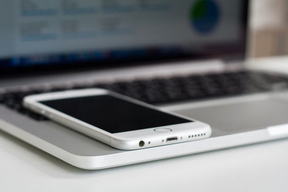 La newsletter reste lisible sur ordinateur et téléphone