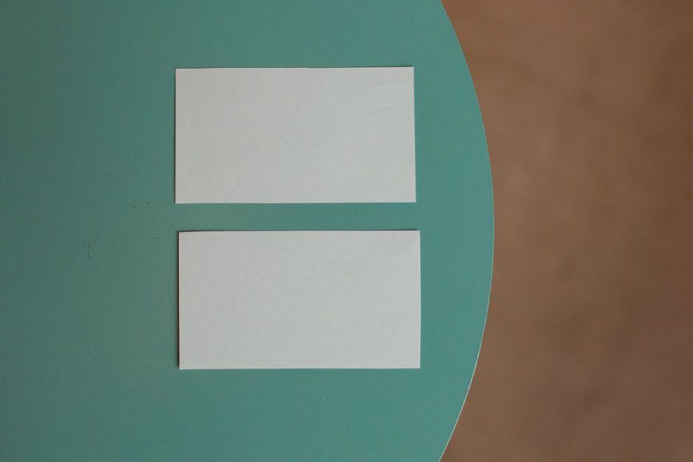 Découpes de papier comparées sur une table de travail