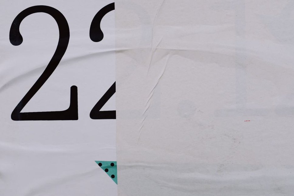 Affiche épurée avec date et lieu bien visibles