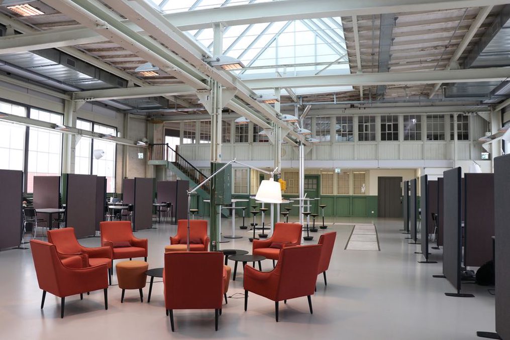 Tables mobiles préparées pour un atelier collaboratif