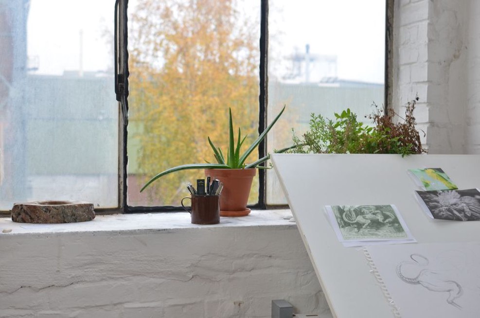 Des pots mobiles bordent une table d’atelier