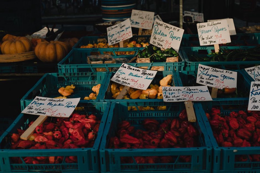 Prix lisibles devant les produits d’un étal de marché