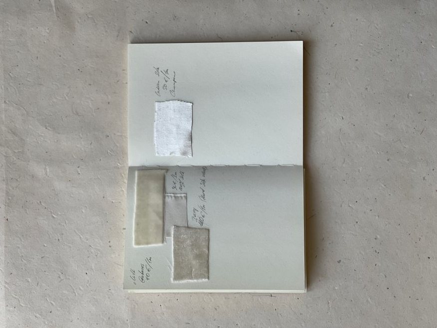 Échantillons de papier comparés avec une note manuscrite