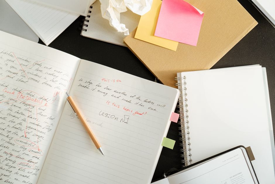 Deux plans d’articles comparés sur une table