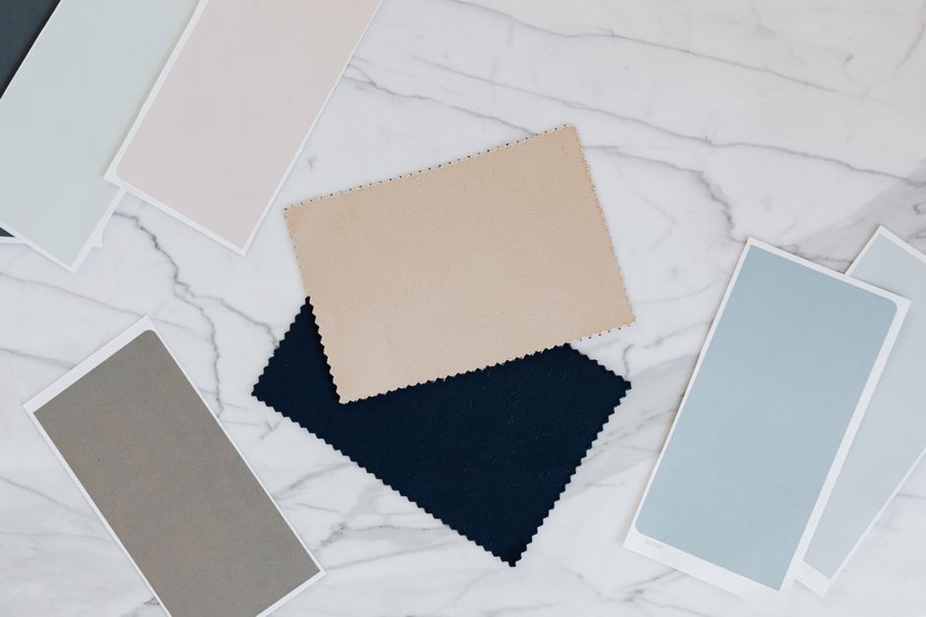 Faire-part et échantillons de papier aux finitions différentes